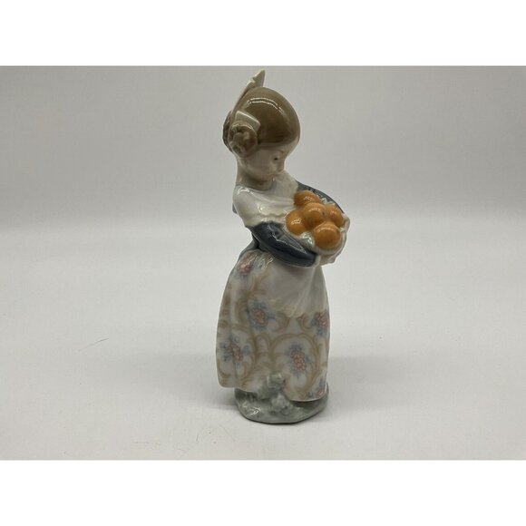Lladro "VALENCIAN GIRL HOLDING ORANGES" Retired Porcelain Figurine # 4841 Mint - Picture 6 of 16